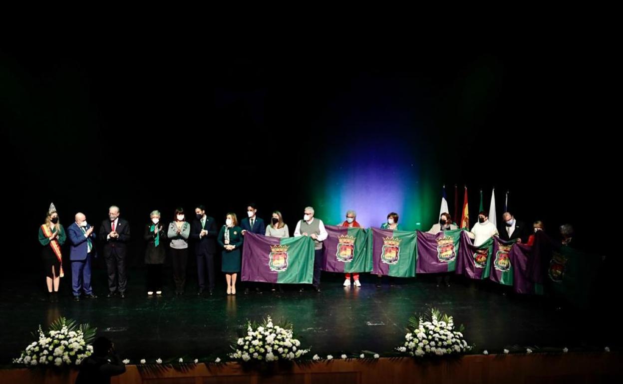 Una imagen tomada durante el acto de entrega de banderas, organizado por la Federación Malagueña de Peñas. 