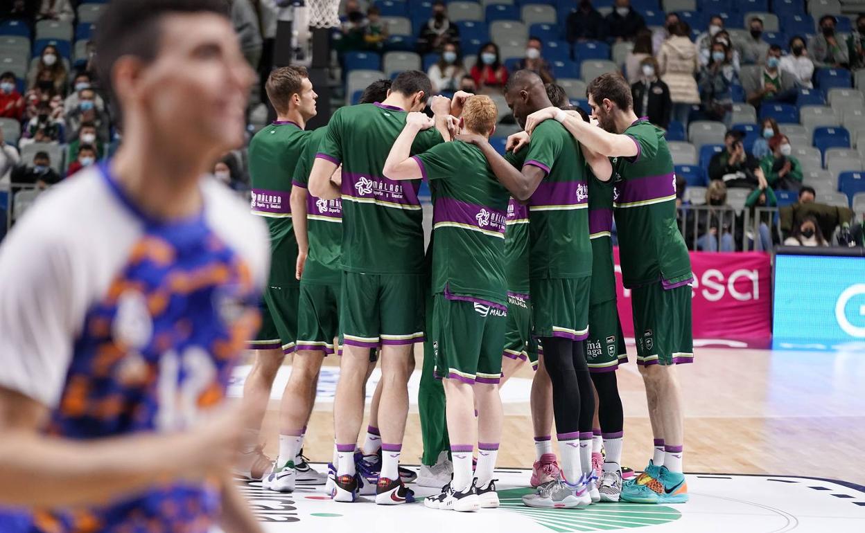 Los jugadores del Unicaja hacen piña antes del comienzo del partido ante el Real Madrid. 