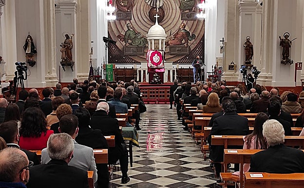 Asistentes al acto celebrado en la iglesia de San Juan de la capital de la Axarquía. 