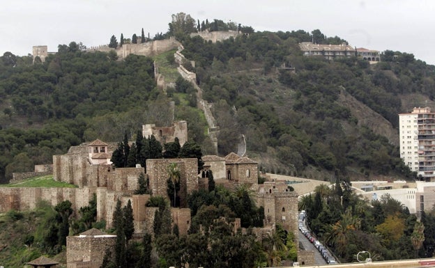 En la imagen, la Coracha terrestre, al norte de la Alcazaba, la subida desde la fortificación por un pasillo amurallado hasta Gibralfaro. 