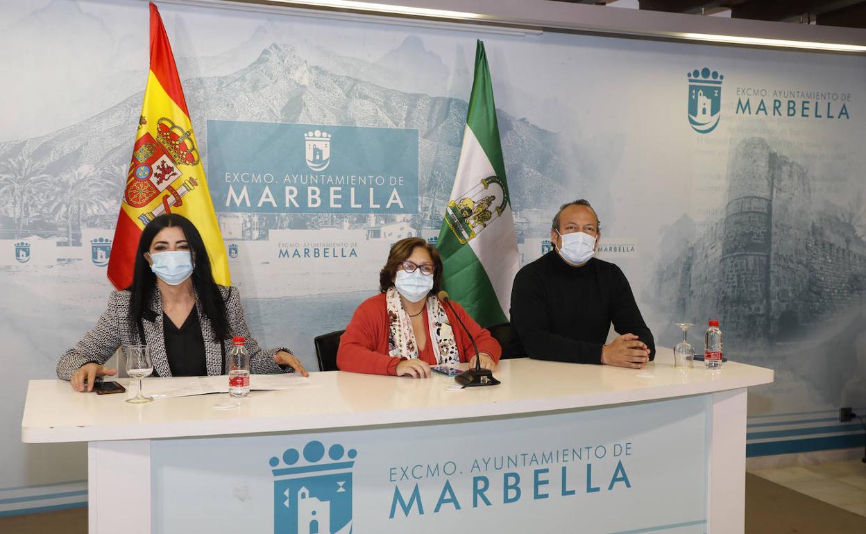 la asesora de Comercio en el Ayuntamiento de Marbella, Carmina Serrano (c), junto a dos de los organizadores de la feria HostelTech, Pepi Montes (Import Montes) y Paco García (Frutas Eladio). 