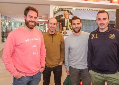 Imagen secundaria 1 - Uno de los momentos de la cata en Cervezas Victoria. Héctor Medina, Darío Ruiz, Rubén Carreño y Darío Zayas, durante la cata especial en Cervezas Victoria. Álvaro Pérez, Fran Sánchez y Juan Carlos Bueno.