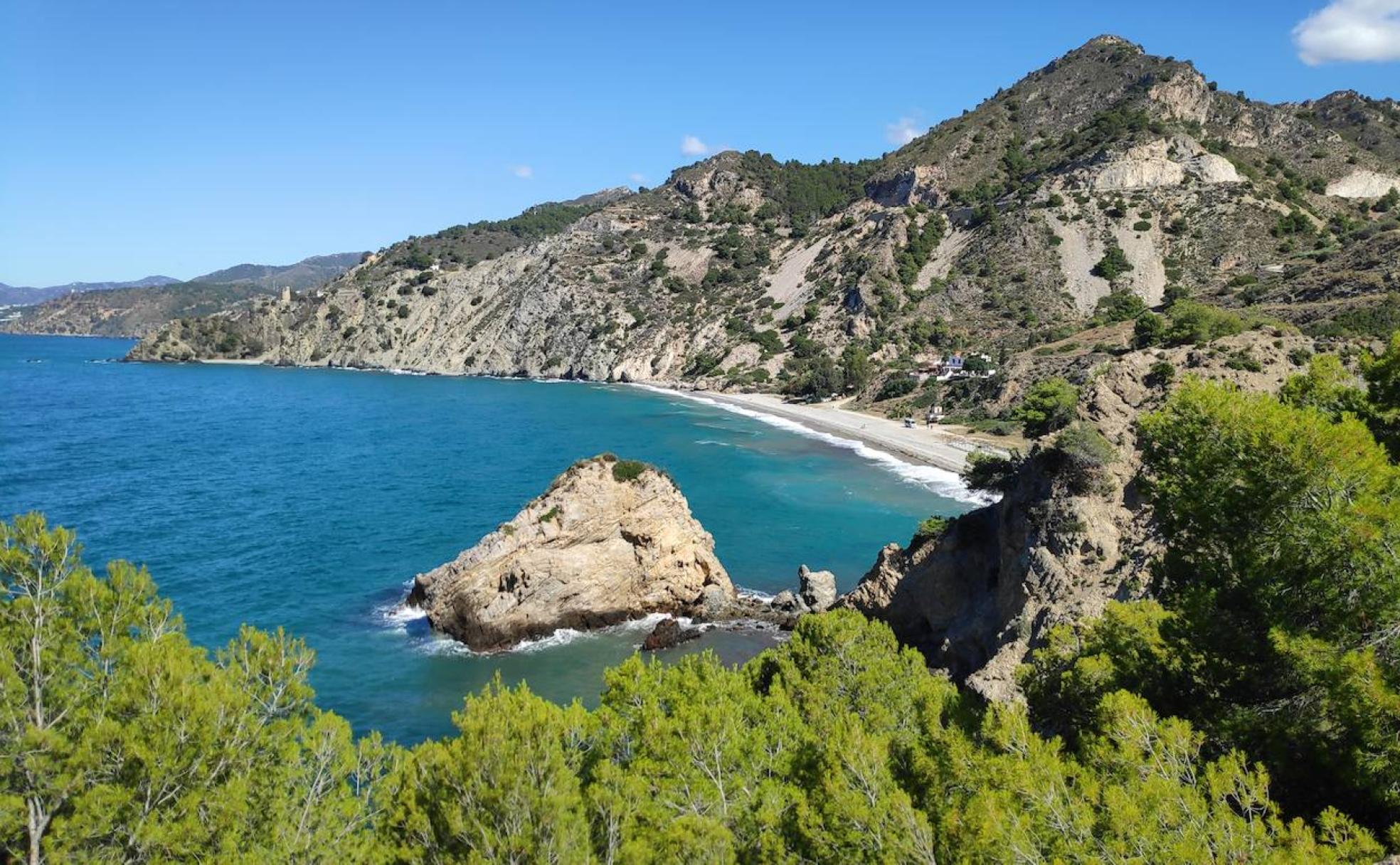 La playa del Cañuelo es una de las calas que conforman el conjunto de los Acantilados de Maro-Cerro Gordo. 