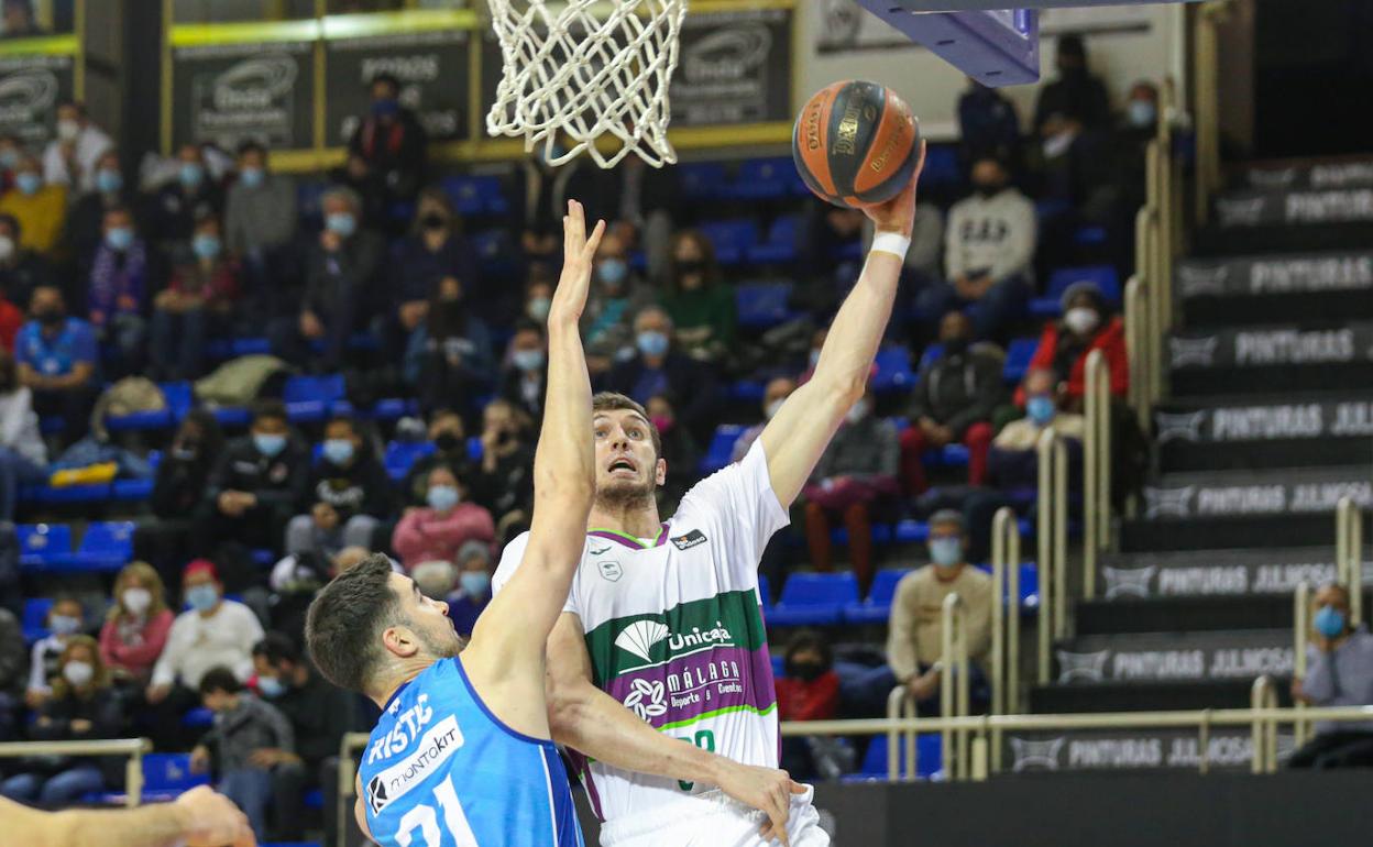 Guerrero, en un 'gancho' ante Ristic, en Fuenlabrada. 