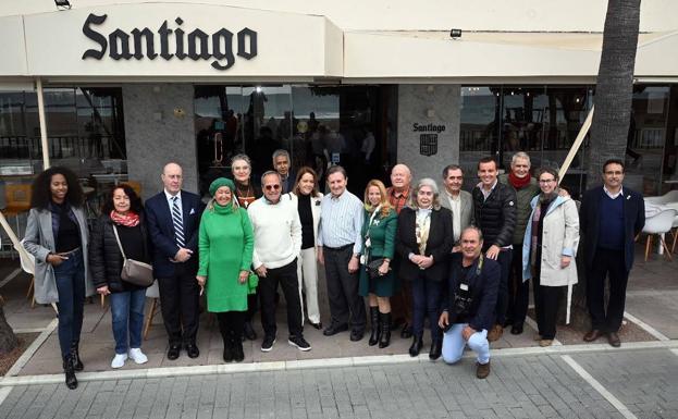 Santiago, Harán y algunos de los invitados a la reapertura.