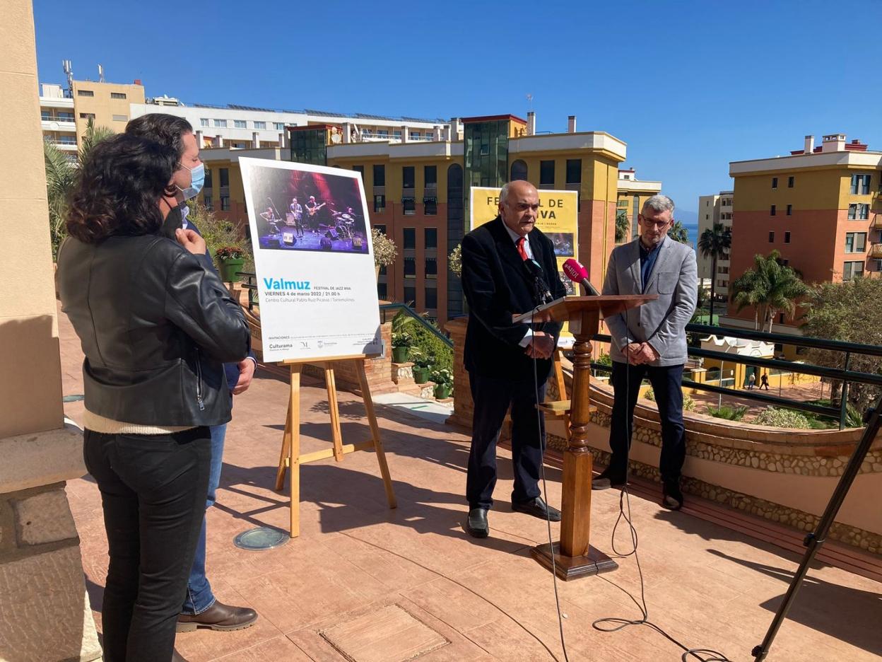 Antonio Roche, junto a los participantes en la presentación del ciclo. sur