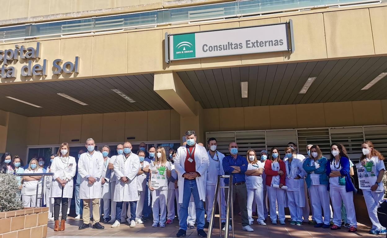 Concentración de sanitarios en el hospital Costa del Sol en repulsa por la agresión a una auxiliar de enfermería de Urgencias. 