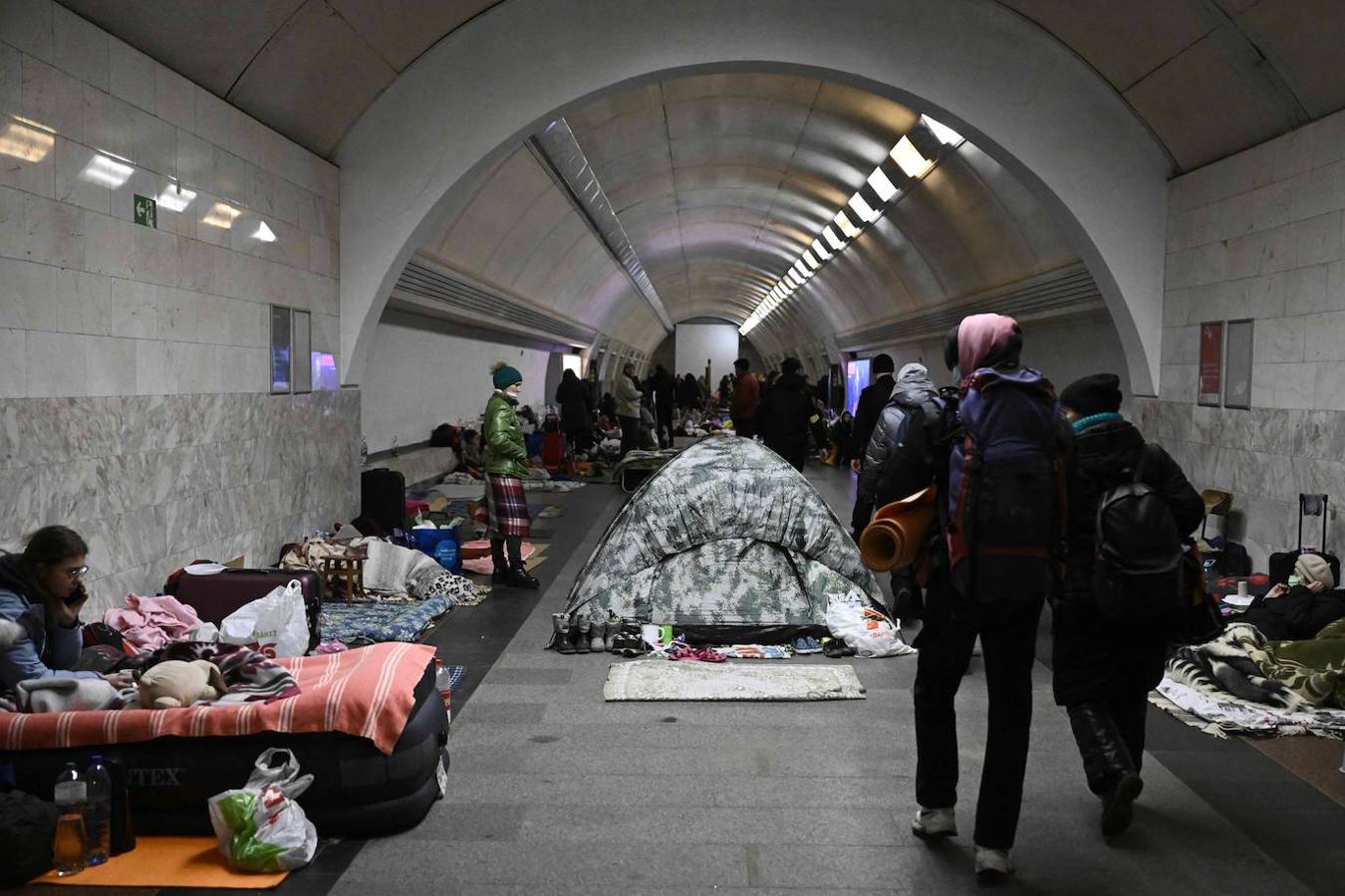 El metro de Kiev continúa como refugio en la capital
