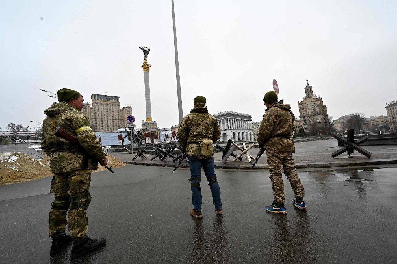 Un grupo de militares vigila la plaza de la Independencia de Kiev, preparada con barricadas para impedir el paso de los tanques rusos