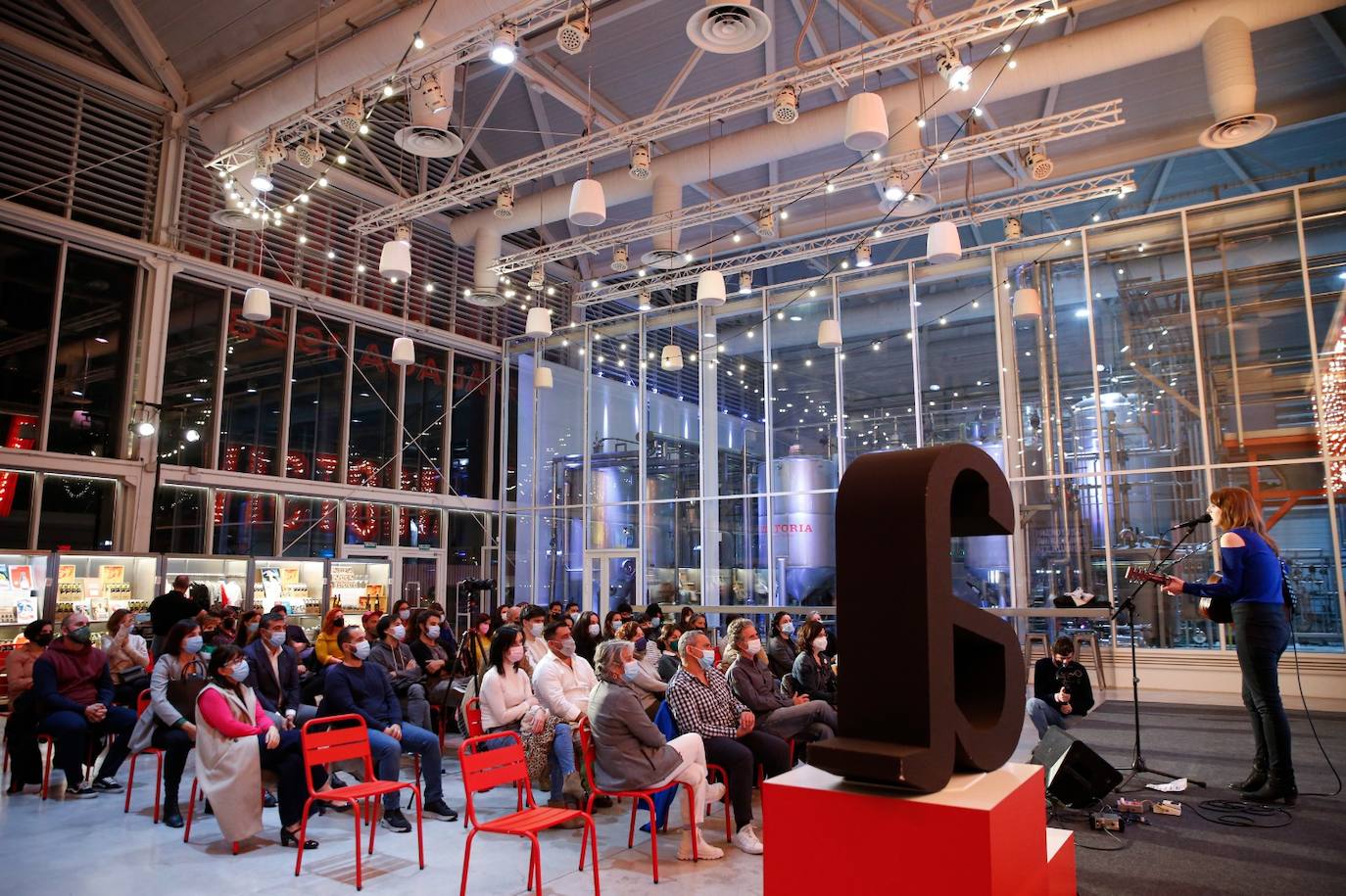 La cantautora Tulsa, en el Aula de Cultura de SUR este jueves. 