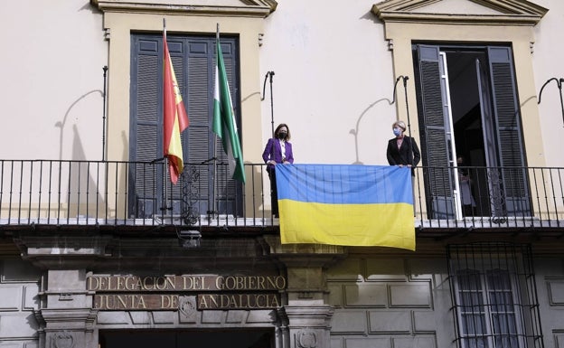 La delegada del Gobierno andaluz, Patricia Navarro, junto a la cónsul de Ucrania en Málaga, Svitlana Kramarenko, mientras colocaban la bandera de Ucrania. 