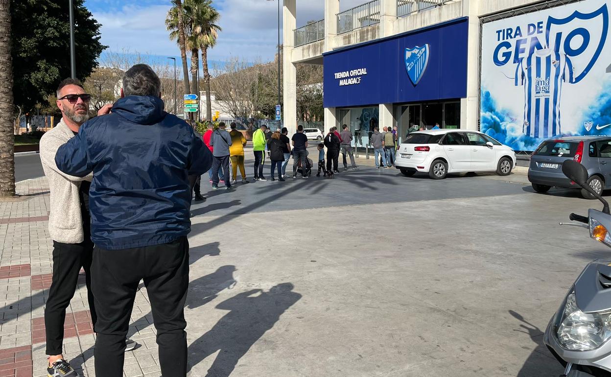 Aficionados hacen cola en la tienda del Málaga situada en el estadio de La Rosaleda. 