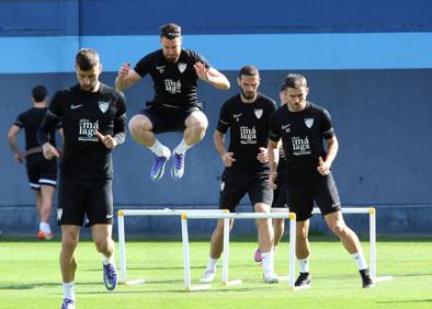 Imagen secundaria 1 - Otros momentos del entrenamiento del Máaga de este jueves.