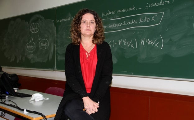 Eva Millán, en una de las aulas de la Escuela Técnica Superior de Ingeniería Informática de la UMA.