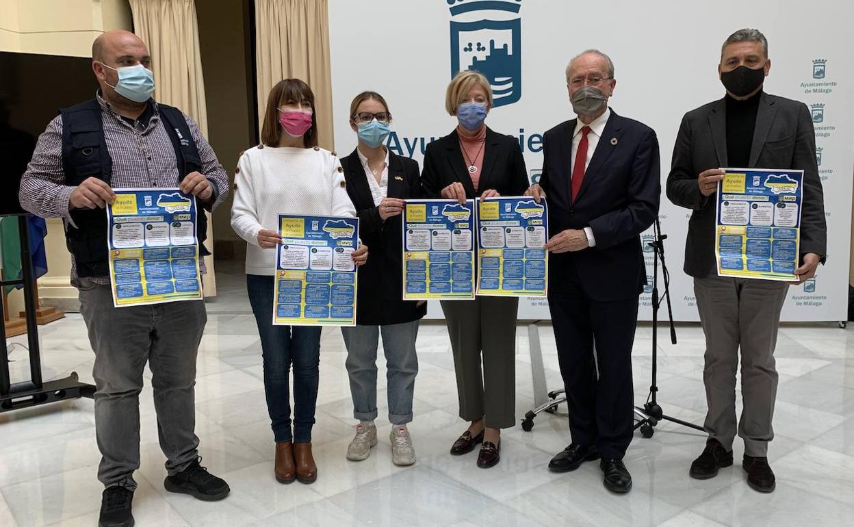 Antonio Paneque, Ruth Sarabia, Maryana Kasiv, Svitlana Kramarenko, Francisco de la Torre y Sergio Cuberos, durante la presentación de los puntos de recogida. 