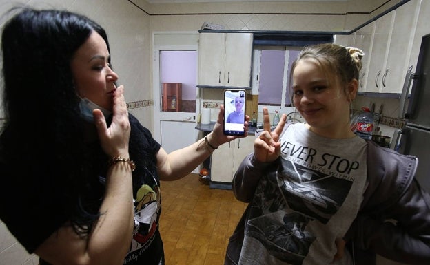 Yaroslava y su hija, Evelina, en la casa de Cártama donde viven desde el domingo. 