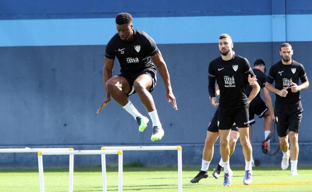 Imagen principal - Otros momentos del entrenamiento del Máaga de este jueves.