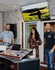 Imagen secundaria 2 - El grupo Calma, junto a la portada de su nuevo lanzamiento y en el estudio de grabación.