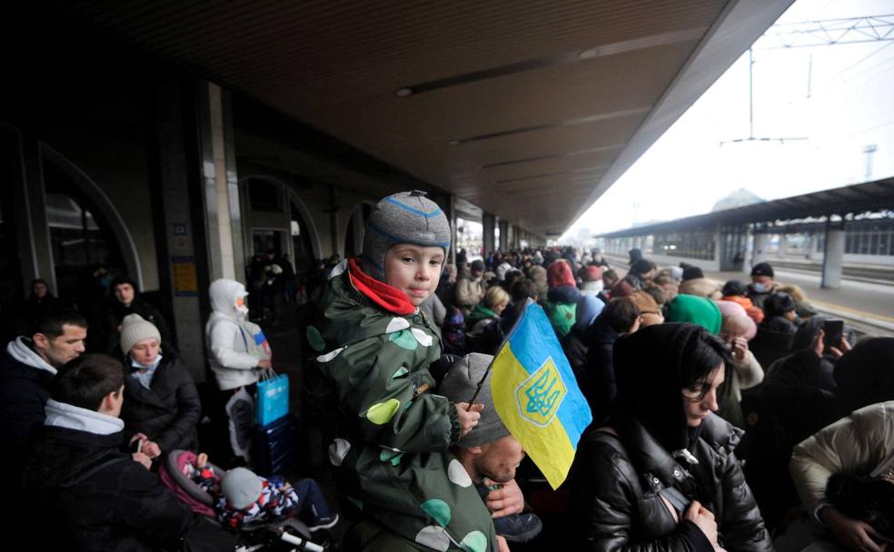 Los ciudadanos se agolpan en los andenes de la estación de Kiev para ser evacuados del país.