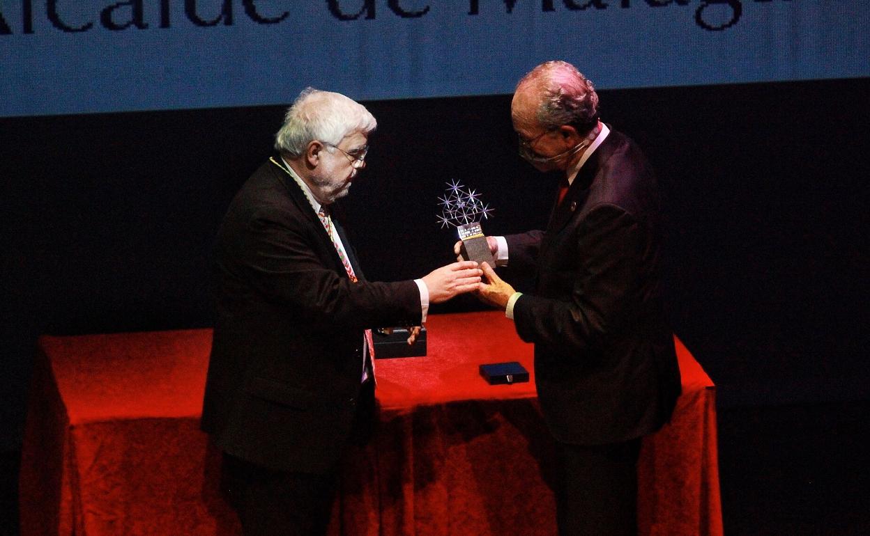 José Manuel Cabra de Luna junto a Francisco de la Torre, en la entrega de la Medalla de Honor y una escultura realizada por el académico Sebastián García.