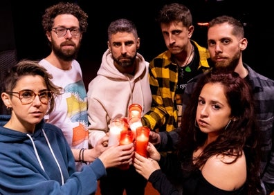 Imagen secundaria 1 - Los músicos del grupo Sombra Doble, junto al cartel de su concierto del próximo 18 de marzo en La Cochera y el 'sold out' de la actuación de este sábado.