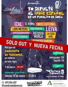 Imagen secundaria 2 - Los músicos del grupo Sombra Doble, junto al cartel de su concierto del próximo 18 de marzo en La Cochera y el 'sold out' de la actuación de este sábado.