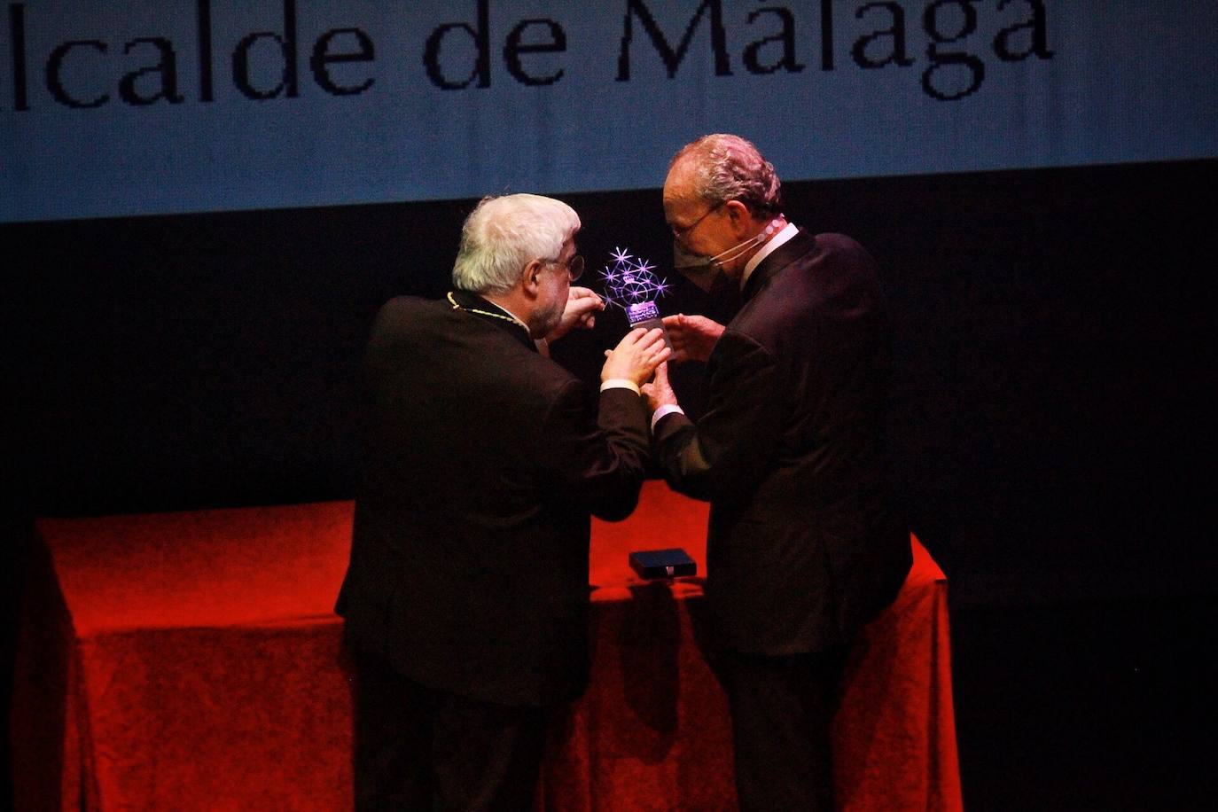 La Real Academia de Bellas Artes de San Telmo entrega su Medalla de Honor 2021 al alcalde de Málaga. 