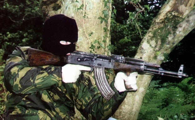 Un hombre armado con un fusil de asalto Ak-47. 