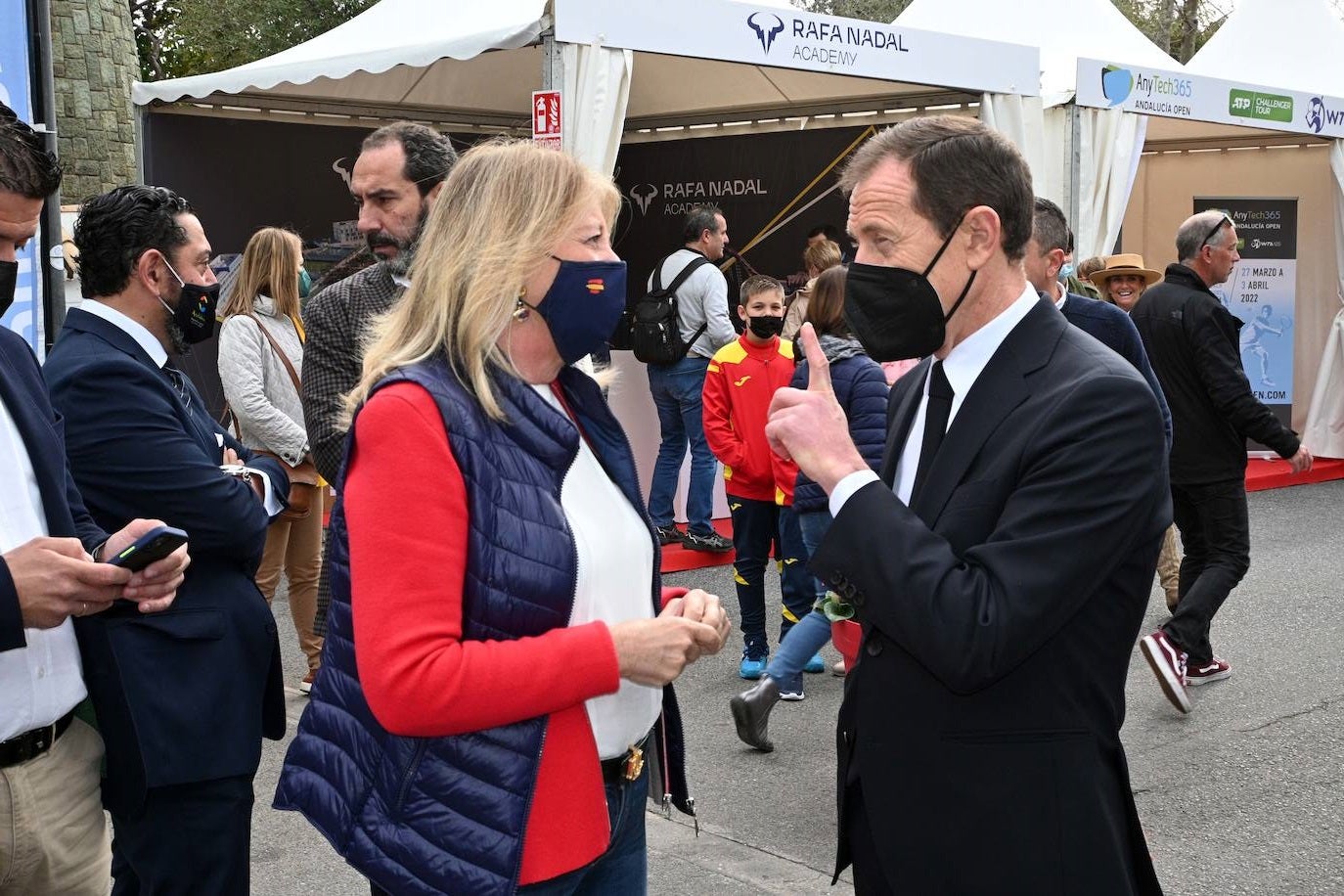 La alcaldesa de Marbella conversa con Emilio Butragueño.