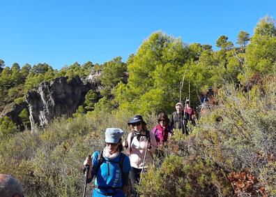 Imagen secundaria 1 - Nerja acoge una ruta de senderismo especial para celebrar el día de la mujer montañera