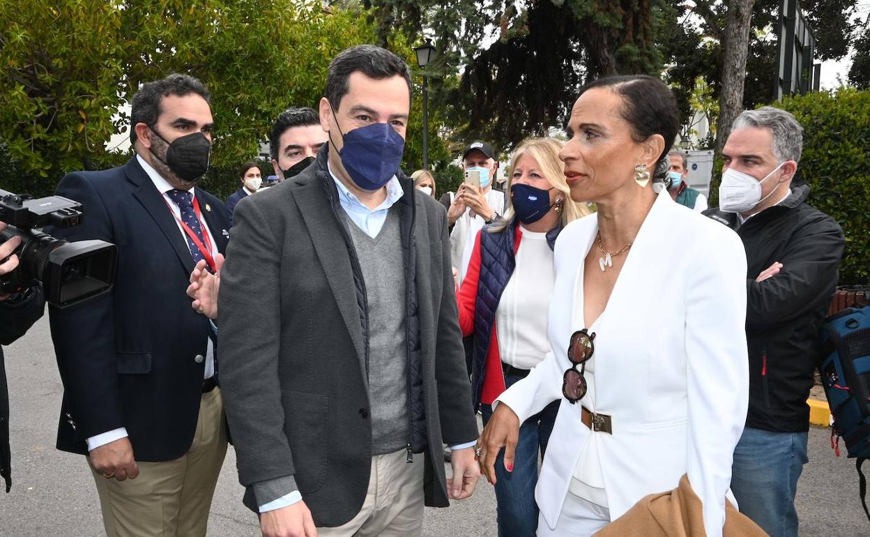 Juanma Moreno, junto a la viuda de Manolo Santana. 