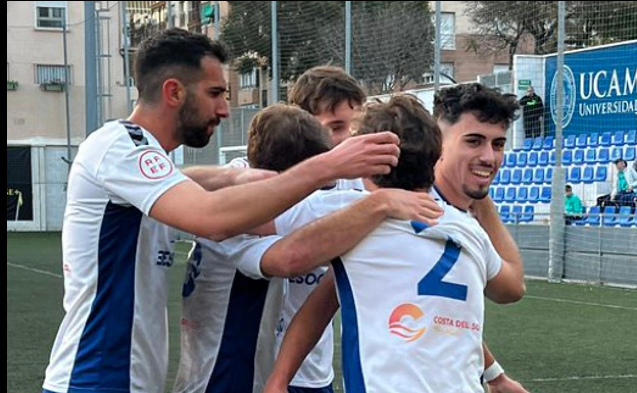 Los jugadores de El Palo celebran un gol de Darío en un partido pasado. 