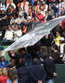 Imagen secundaria 2 - El palco presidencial en el duelo de dobles. Sobre estas líneas, Juanma Moreno y Ángeles Muñoz entregaron sendas fotos inéditas de Santana frmadas a Claudia Rodríguez y Bárbara Santana, y, a la derecha, una gran foto bajada desde la grada. 