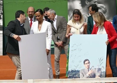 Imagen secundaria 1 - El palco presidencial en el duelo de dobles. Sobre estas líneas, Juanma Moreno y Ángeles Muñoz entregaron sendas fotos inéditas de Santana frmadas a Claudia Rodríguez y Bárbara Santana, y, a la derecha, una gran foto bajada desde la grada. 