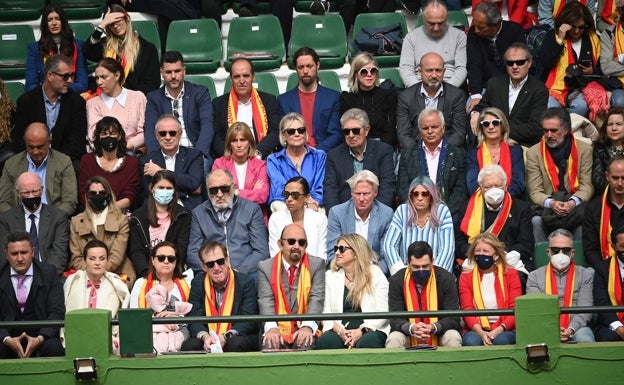 Imagen principal - El palco presidencial en el duelo de dobles. Sobre estas líneas, Juanma Moreno y Ángeles Muñoz entregaron sendas fotos inéditas de Santana frmadas a Claudia Rodríguez y Bárbara Santana, y, a la derecha, una gran foto bajada desde la grada. 