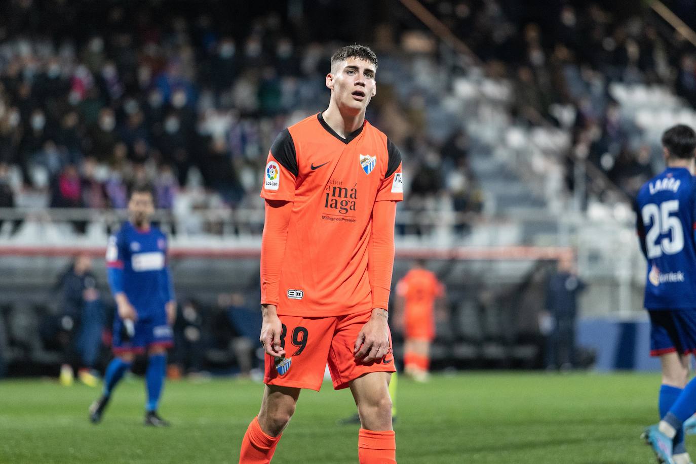 El Málaga gana en su visita al Amorebieta (1-2). 