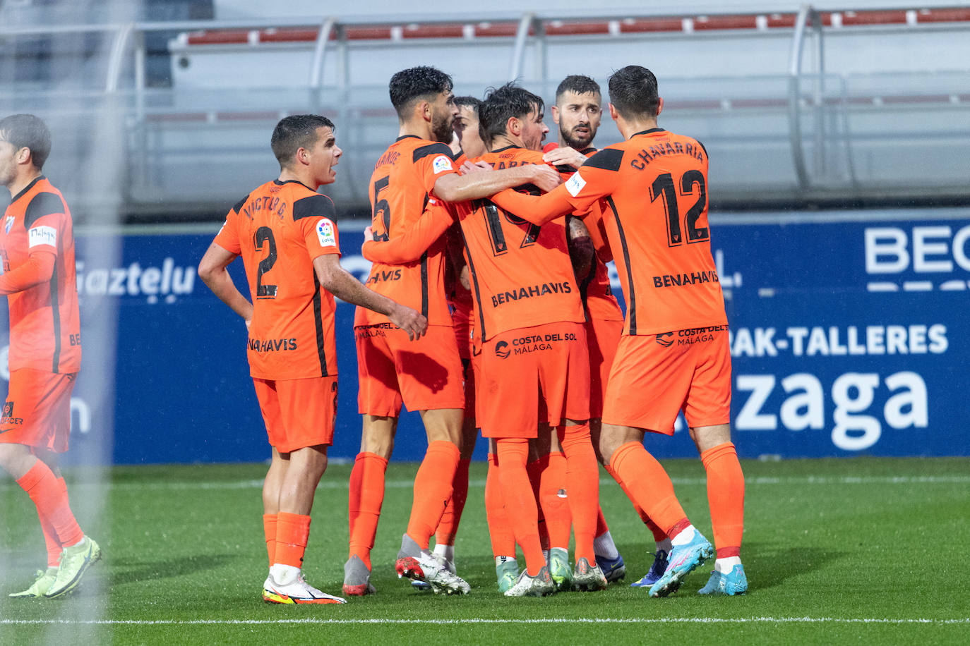 El Málaga gana en su visita al Amorebieta (1-2). 