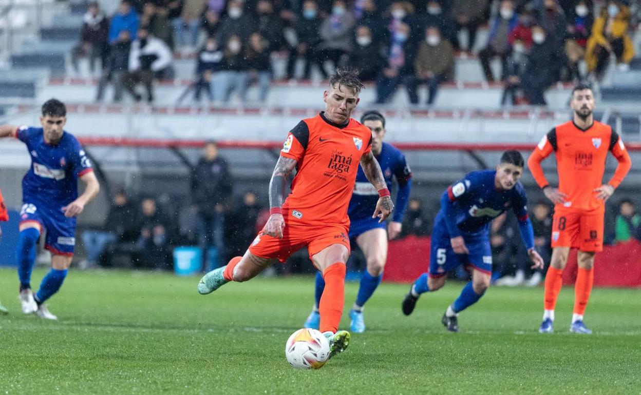 Brandon, en el momento de ejecutar el penalti que supuso el primer gol del Málaga. 