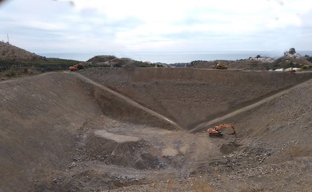 Maquinaria pesada, en la construcción de una de las balsas. 