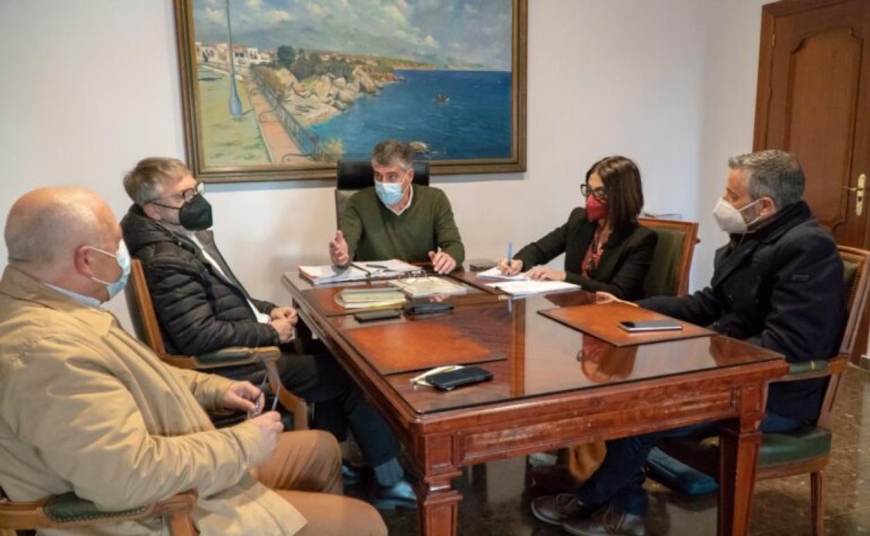 Reunión de trabajo de los integrantes del grupo con el alcalde y la concejala de Cultura. 