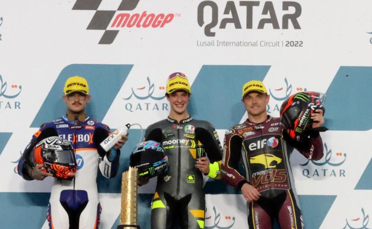 Celestino Vietti, entre Arón Canet (i) y Sam Lowes en el podio de Losail. 