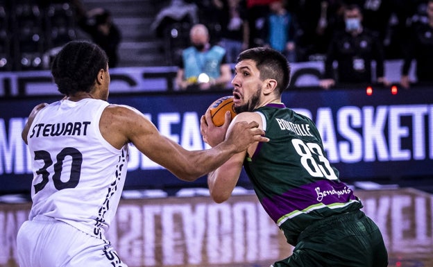 Bouteille, defendido por Stewart, en un lance del encuentro en el BT Arena. 