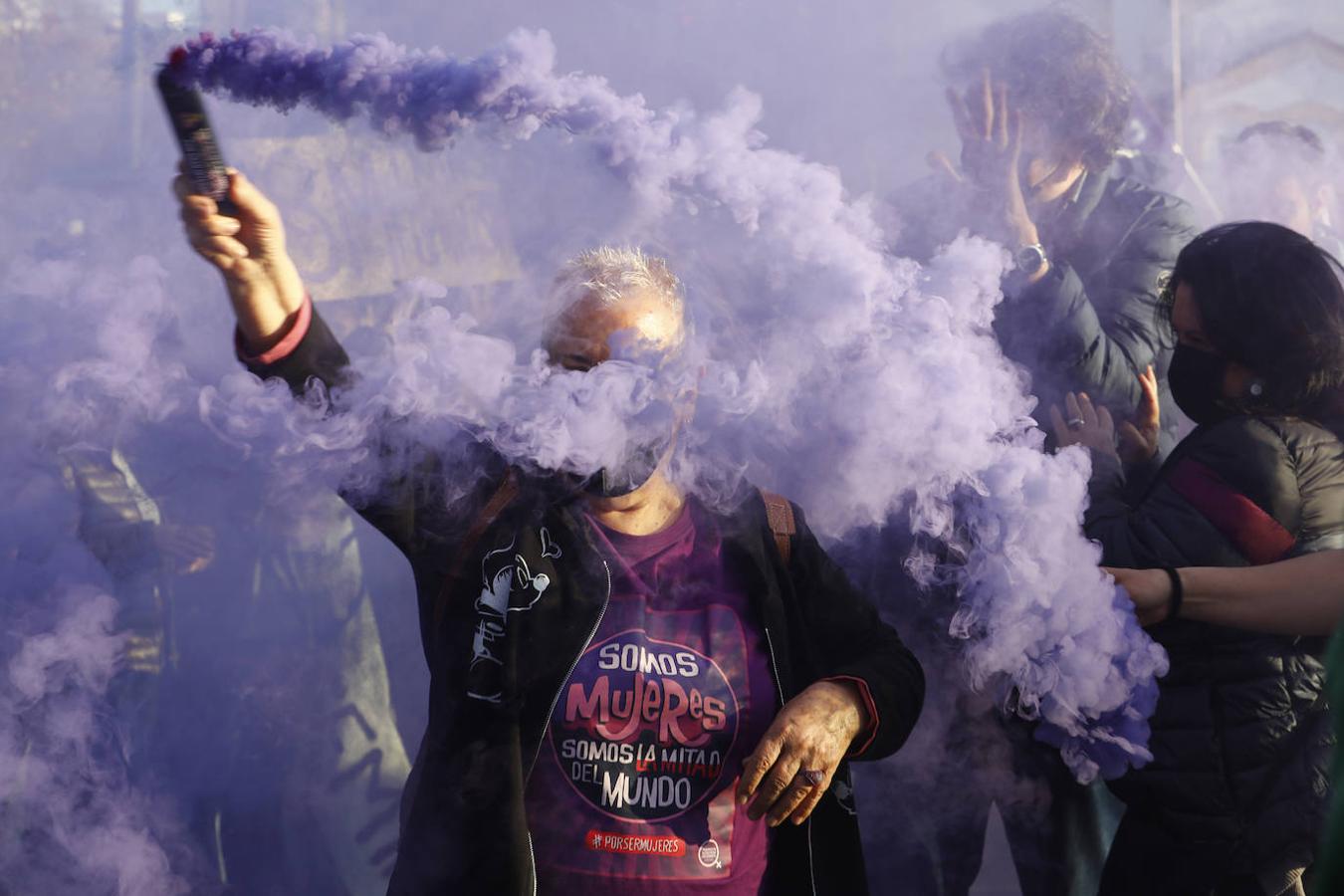 Una mujer porta una bengala y una camiseta en la que se puede leer 'Somos mujeres somos la mitad del mundo' durante la manifestación de Córdoba