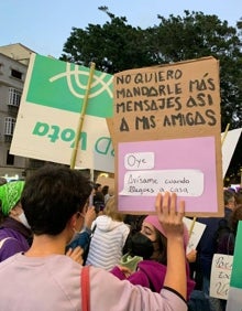 Imagen secundaria 2 - Diferentes lemas en las pancartas de los manifestantes. 