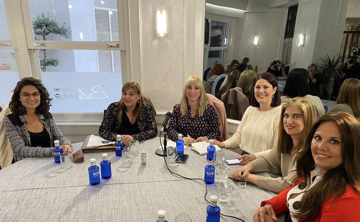 Las ponentes en la primera tertulia en Bilmore: Amanda Gutiérrez, María Begoña Romero, Rocío Calderón, Noelia Losada, Rocío Aragonés y Virginia Gámez.