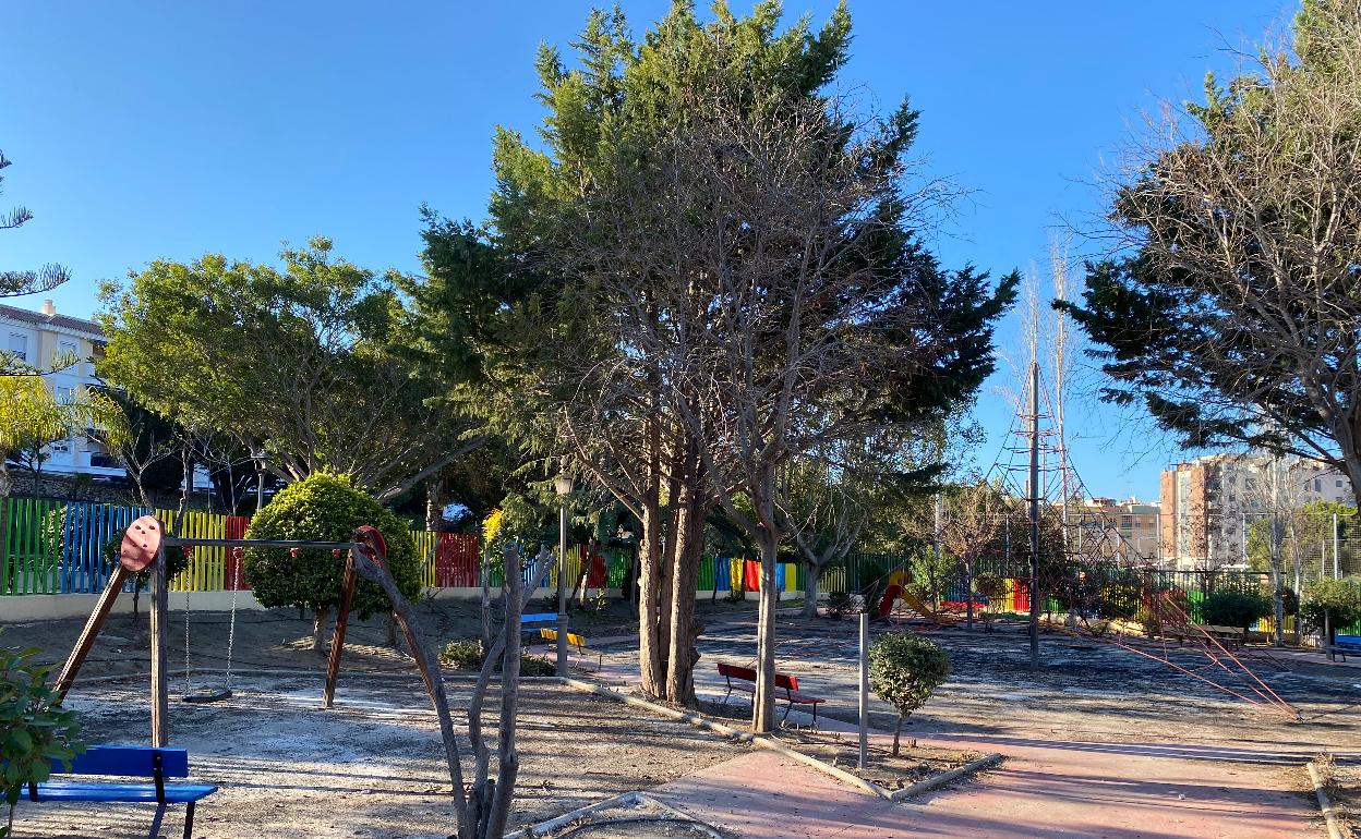 El PSOE reclama la reparación del parque Verano Azul en Nerja, cerrado desde hace casi un año