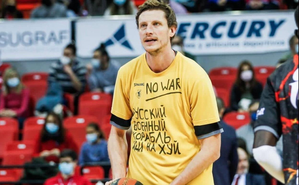 Artem Pustovyi muestra una camiseta contra la invasión rusa de ucrania en el choque de la pasada semana entre el Zaragoza y el Gran Canaria. 