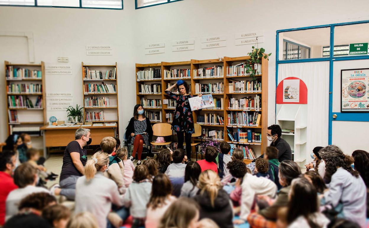 Un momento de la actividad de cuentacuentos en el centro Montessori de Málaga para niños ucranianos. 