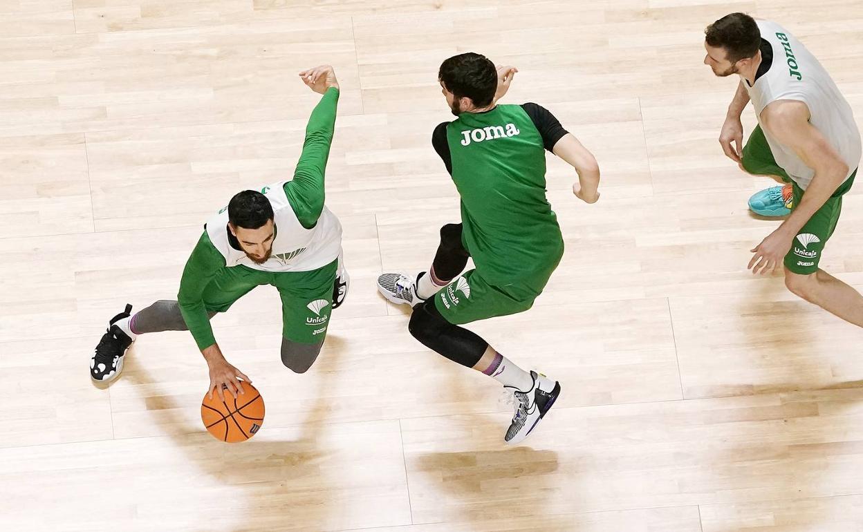 Alonso, Brizuela y Guerrero, durante un entrenamiento en el Palacio de los Deportes. 