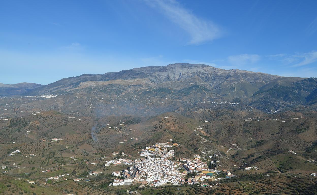 Imagen del casco urbano de Arenas desde el Castillo de Bentomiz. 